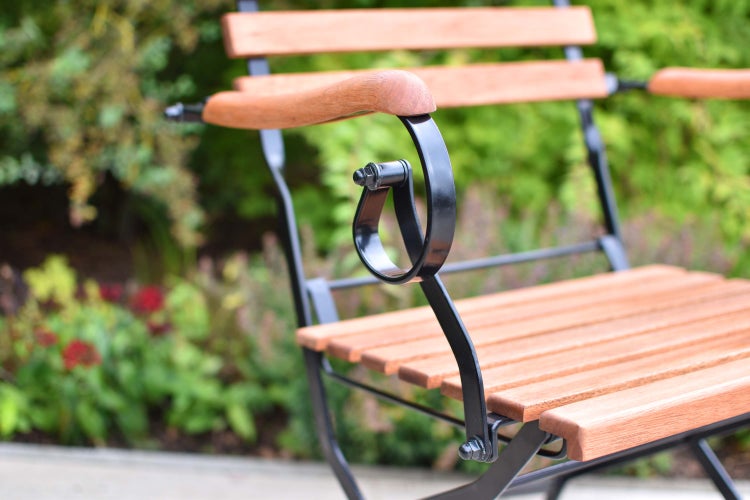 Detailansicht eines Holzgartenstuhls mit Armlehne