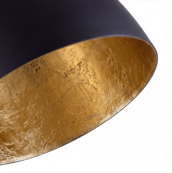 Detailaufnahme eines Lampenschirms mit schwarzer Außenseite und strukturierter goldener Innenseite in Blattgold-Optik.
