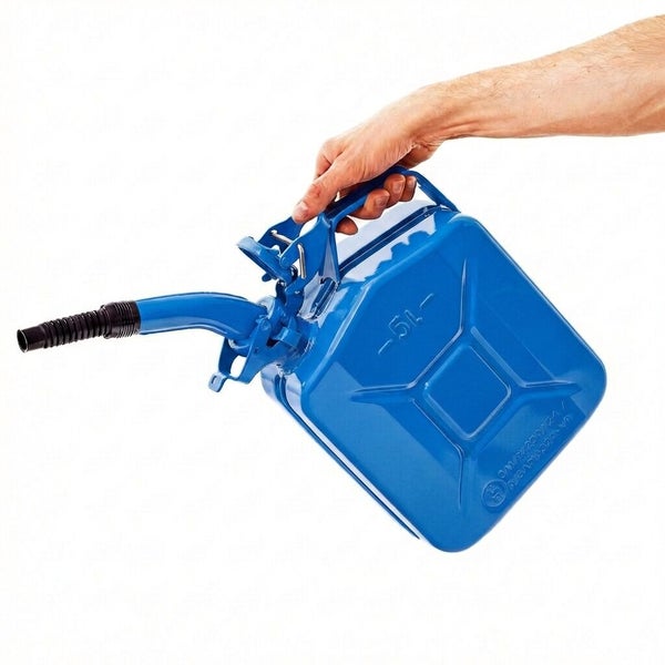 Blauer Metall-Kraftstoffkanister, 5 Liter, mit Ausgießer, in einer Hand gehalten.