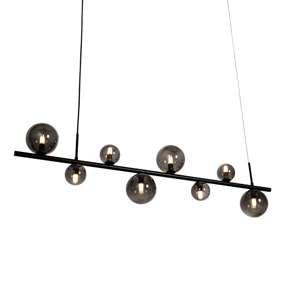 Hängeleuchte mit sieben Glaskugeln an einer schwarzen Stange