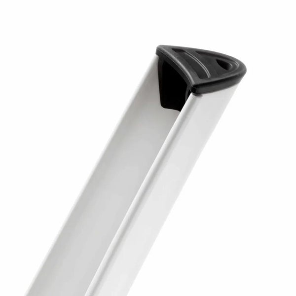 Detailansicht eines weißen Metallprofils mit einer schwarzen Endkappe aus Kunststoff.