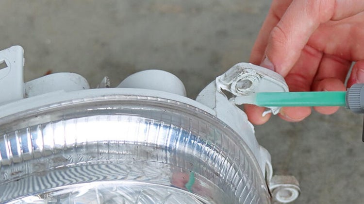 Reparatur eines Scheinwerfers mit Klebstoff