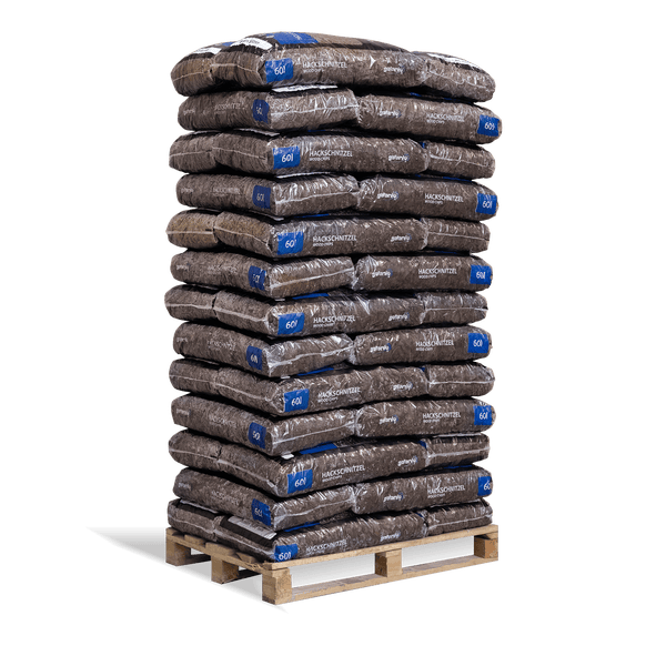 Palette mit gestapelten 60 Liter Säcken Galanlo Hackschnitzel aus Holz für den Garten.