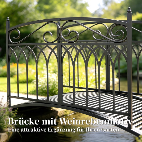 Gartenbrücke aus Metall mit Weinrebenmotiv und verzierten Geländern über einem Teich.