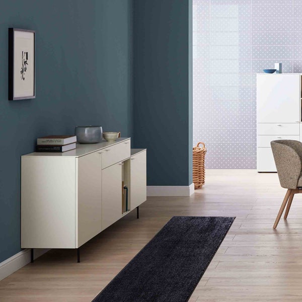 Wohnzimmer mit Kommode, Teppich und Dekoration