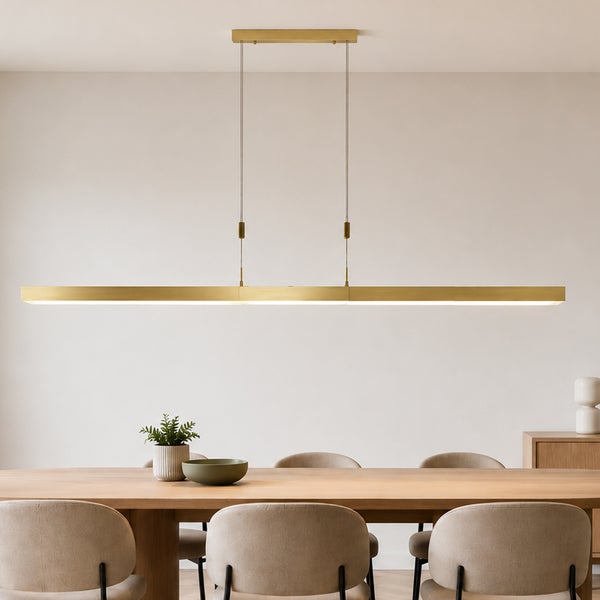 Moderne schmale LED Pendelleuchte in Balkenform über einem Holzesstisch in einem hellen Esszimmer
