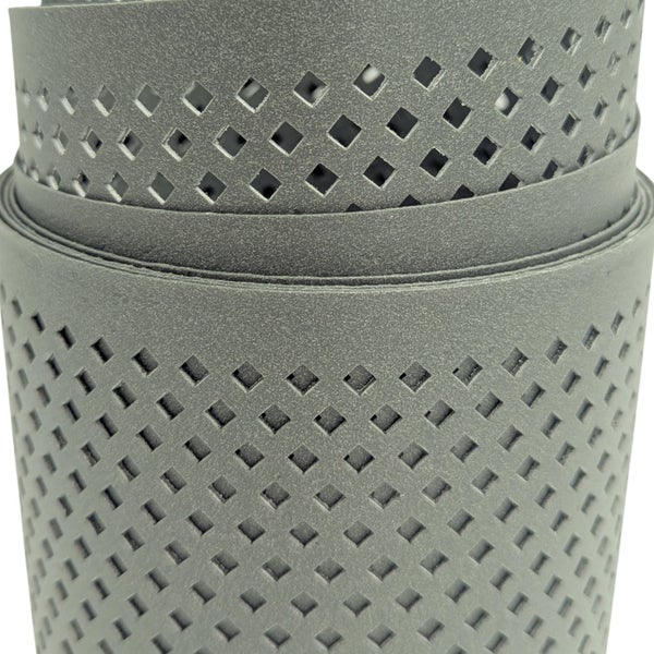 Rollrasenkante aus Kunststoff mit quadratischen Aussparungen