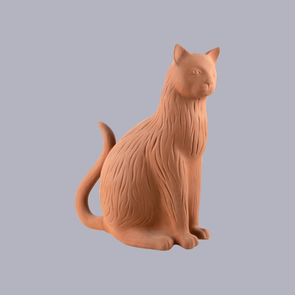 Gartenfigur Katze sitzend aus Terrakotta mit strukturierter Oberfläche.