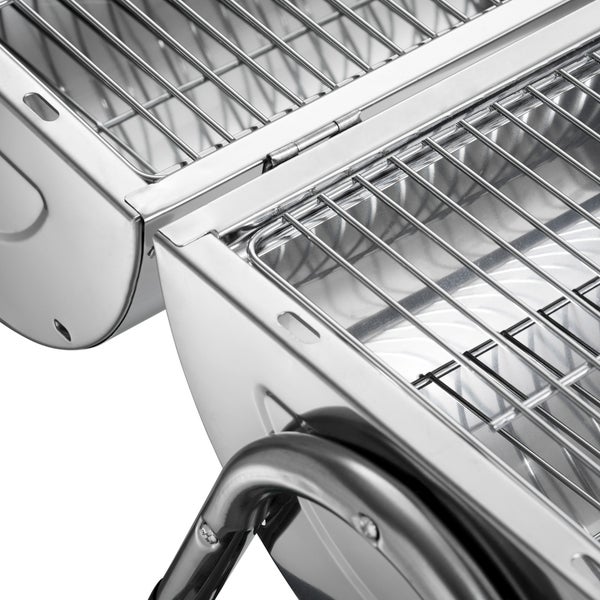 Detailansicht eines Edelstahl-Grills mit Grillrost