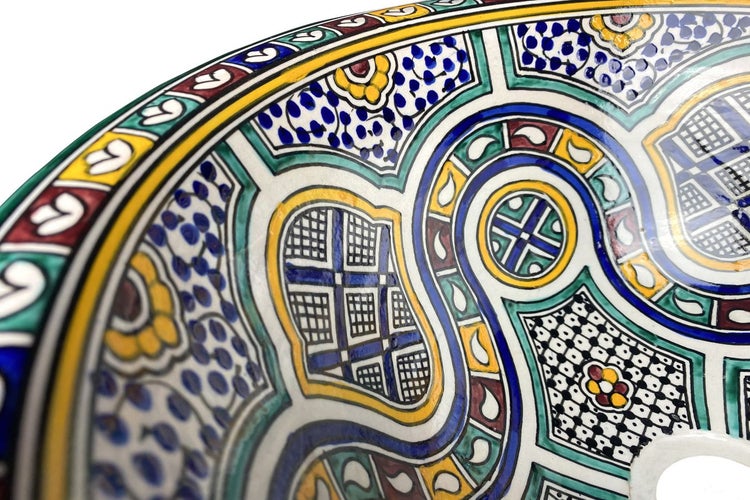 Detailansicht eines Waschbeckens mit orientalischem Muster