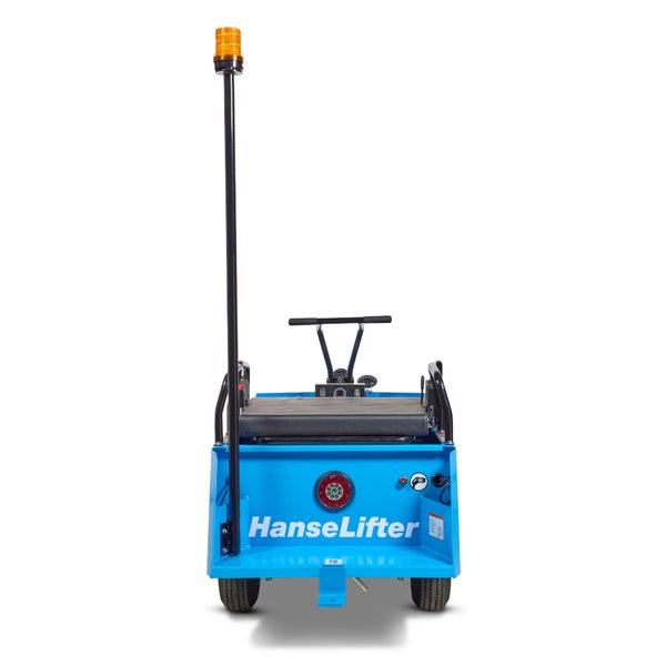 Rückansicht eines blauen HanseLifter Industriefahrzeugs mit schwarzem Sitz, Lenkgriff und einer hohen Stange mit Rundumleuchte.