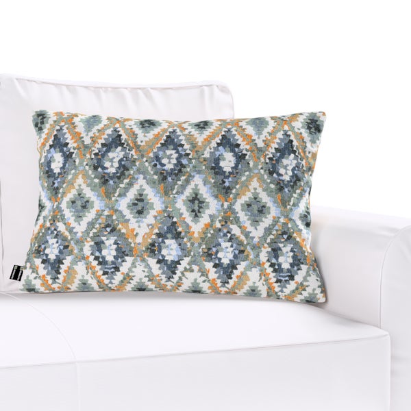 Dekokissen mit geometrischem Muster auf einem Sofa