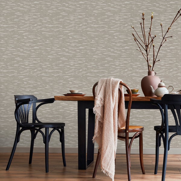 Modernes Esszimmer mit strukturierter Tapete, Holztisch, Stühlen und einer Vase mit Zweigen. Organisierte und helle Atmosphäre.