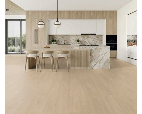 Helle, moderne Küche mit Kochinsel, Holzelementen und Sitzgelegenheit.