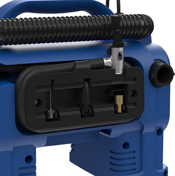 Detailansicht eines Kompressors mit integriertem Aufbewahrungsfach für Zubehör wie Ballnadeln und Düsenadapter.
