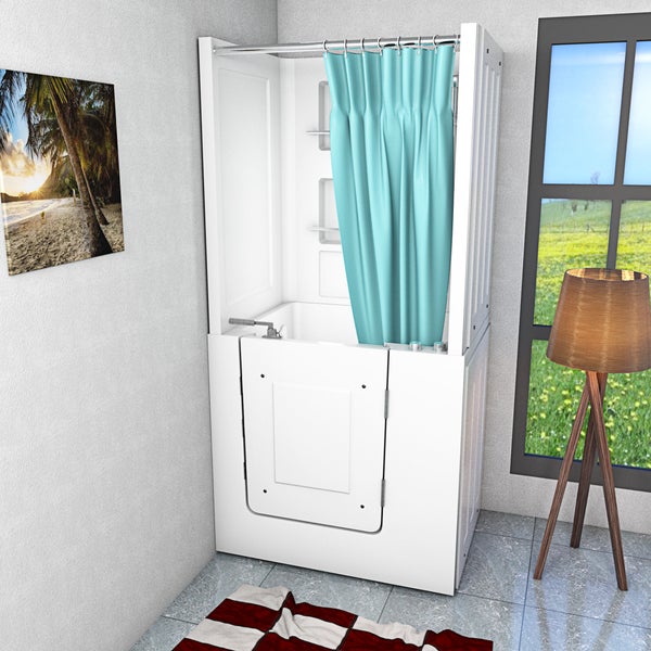 Weiße begehbare Badewanne mit Einstiegstür, integrierten Duschwänden, Regalfächern und Duschvorhang in einem hellen Badezimmer.