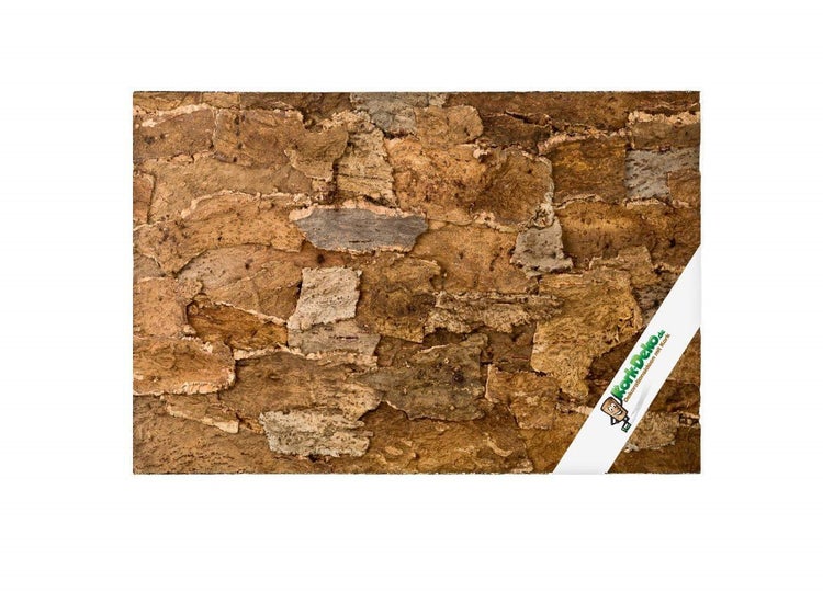 Korkwandplatte aus Naturkorkstücken mit strukturierter Oberfläche. Kork-Deko Logo.