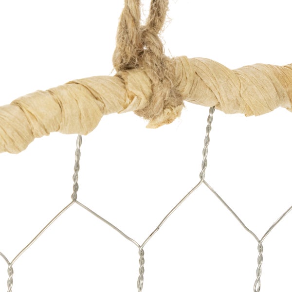 Detailansicht eines Dekoartikels mit sechseckigem Drahtgeflecht und einem mit Papier umwickelten Rahmen sowie einem Naturfaserseil.