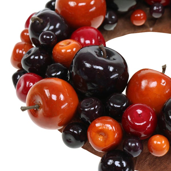 Dekorativer Kranz mit Äpfeln und Kirschen