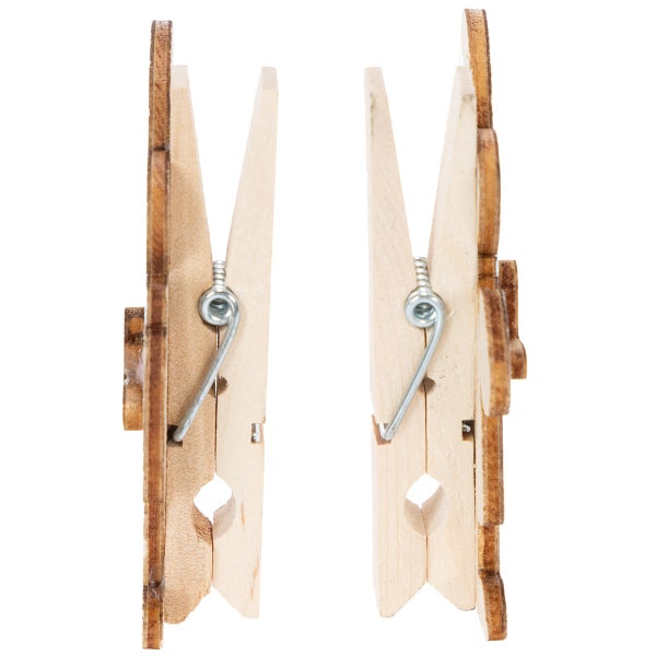 Zwei dekorative Holzwäscheklammern mit Metallfedern und kleinen Holzfiguren in der Seitenansicht.
