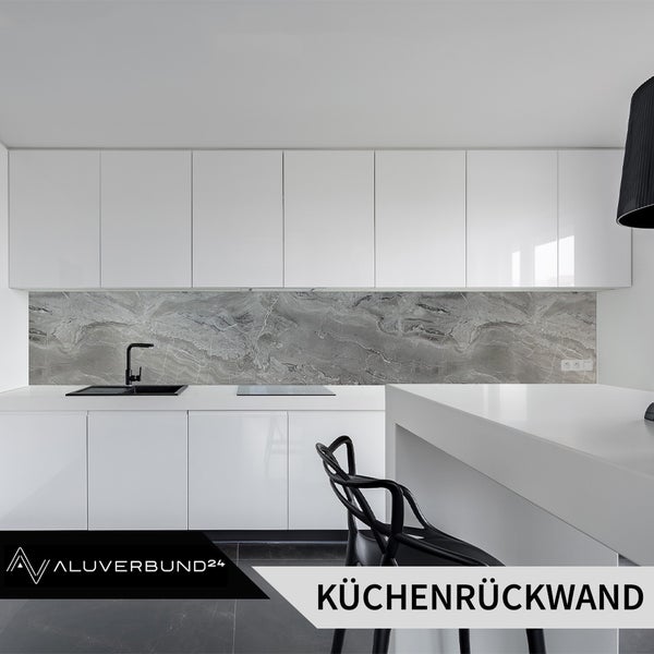 Moderne Küche mit grauer Küchenrückwand in Marmoroptik