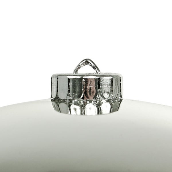 Detail einer Christbaumkugel mit Aufhänger