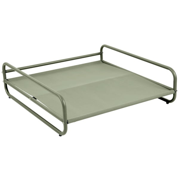 Erhöhtes Hundebett in Olivgrün mit Metallrahmen und strapazierfähiger Textil-Liegefläche.