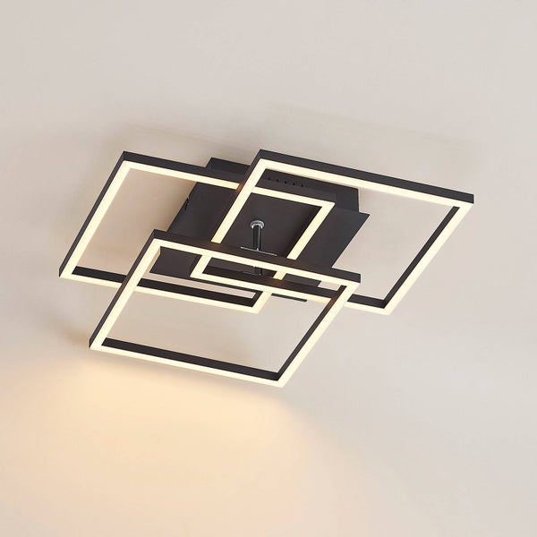 Moderne LED-Deckenleuchte mit drei ineinandergreifenden quadratischen Rahmen in Schwarz.