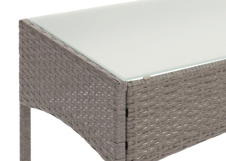 Detailansicht eines Rattantisches mit Glasplatte