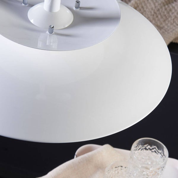 Nahaufnahme eines weißen, mehrstufigen Pendelleuchtenschirms mit Metallbefestigungen und glatter Oberfläche.