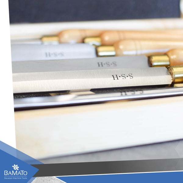 Mehrere Schnitzwerkzeuge mit Holzgriffen und HSS-Klingen in einer Holzbox