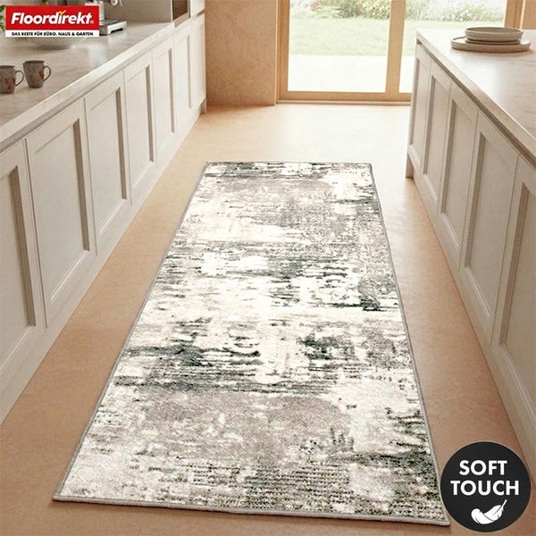Läufer mit abstraktem Muster in einer Küche