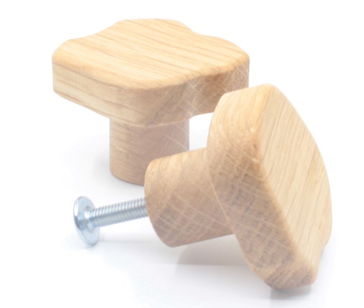 Zwei Möbelknöpfe aus Holz mit Schraube