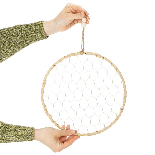 Runder Deko-Rahmen mit Drahtgeflecht, Jute-Umwicklung und Aufhängeschlaufe mit Holzperlen.