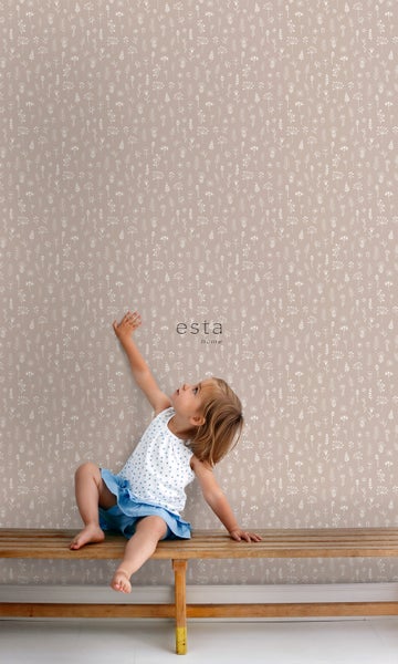 Dekorative Tapete mit Pflanzenmuster im Kinderzimmer.