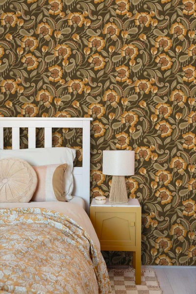 Tapete mit floralem Paisleymuster in Brauntönen im Schlafzimmer mit weißem Bett und gelbem Nachttisch.