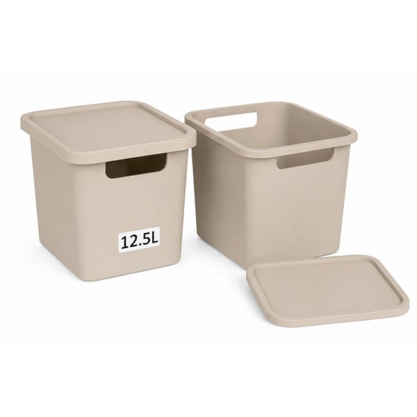 Zwei quadratische Aufbewahrungsboxen aus Kunststoff mit Deckel und Tragegriffen, Fassungsvermögen 12,5 Liter pro Box.