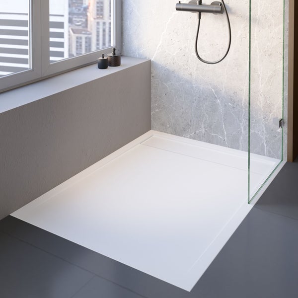 Moderne bodengleiche Duschwanne in einem Badezimmer mit Marmoroptik Fliesen und Glasduschwand.