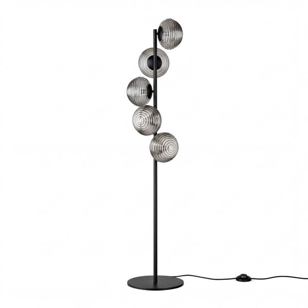 Moderne Stehleuchte mit schwarzem Metallgestell und fünf kugelförmigen Lampenschirmen aus geriffeltem Rauchglas.