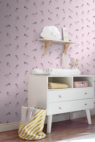 Kinderzimmer mit Wickelkommode, Wandregal und Vogelmuster-Tapete