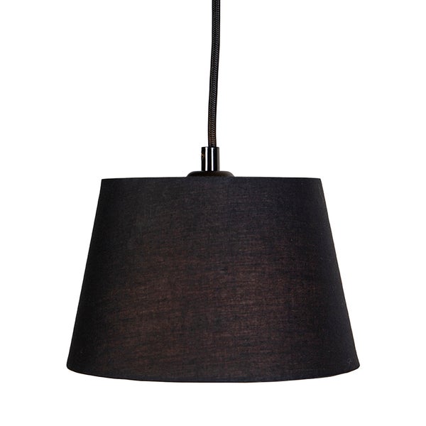 Schwarze Pendelleuchte mit konischem Textilschirm und textilummanteltem Kabel.