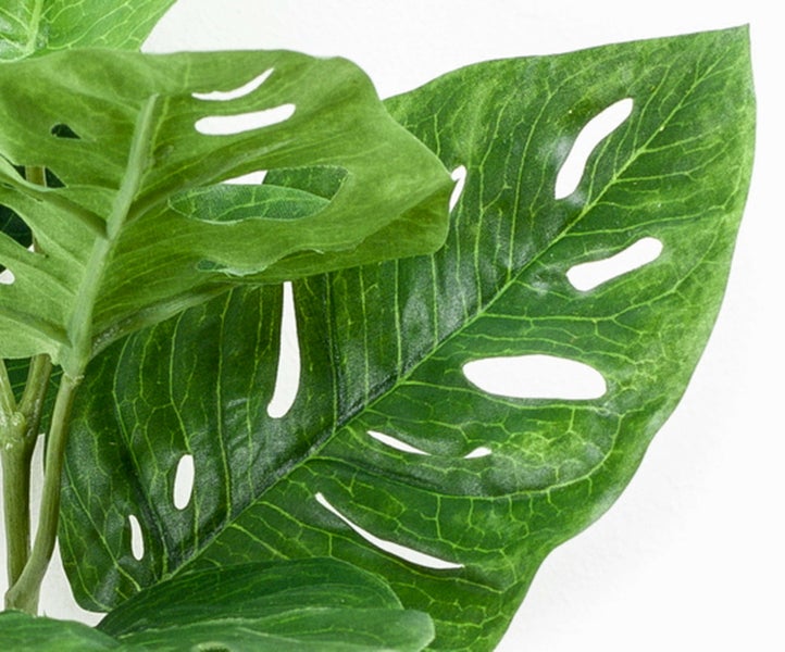 Nahaufnahme eines grünen Kunststoffstiels einer Kunstpflanze.