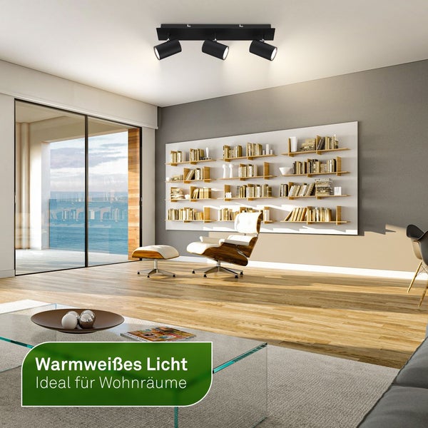 Wohnzimmer mit einer schwarzen Deckenleuchte mit drei Strahlern