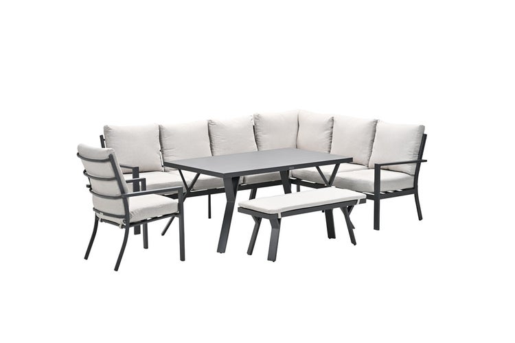 Moderne Gartenlounge-Gruppe aus Metall bestehend aus einem Ecksofa, einem rechteckigen Tisch, einer Bank und einem Sessel mit hellen Polstern.