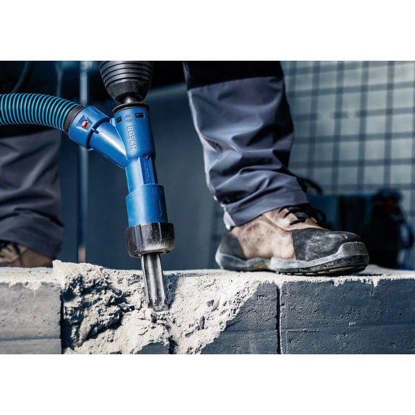 Bosch Logo. Bohrmaschine mit Staubabsaugung im Einsatz.