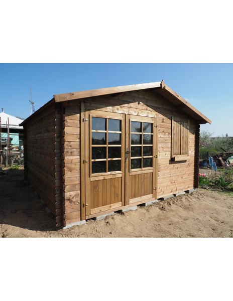 Gartenhaus aus Holz mit Doppeltür mit Lichtausschnitten, einem Fenster mit Fensterläden und Satteldach in einer hellen Außenumgebung.