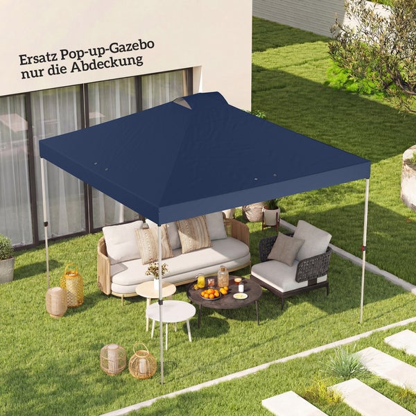 Blaue Ersatzabdeckung für einen Pop-up-Pavillon über einer Sitzgruppe mit Sofa und Sesseln im Garten auf einer Rasenfläche.