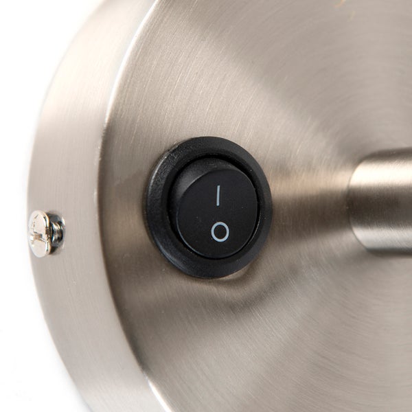 Lampensockel aus gebürstetem Metall mit schwarzem Wippschalter für die Ein- und Aus-Funktion.