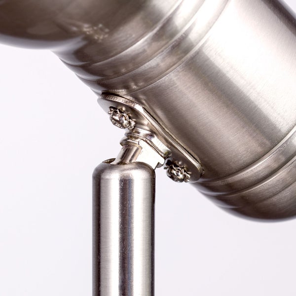 Detailaufnahme einer verstellbaren Leuchte aus Metall