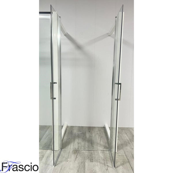 Offene Duschkabine aus Glas mit Griff